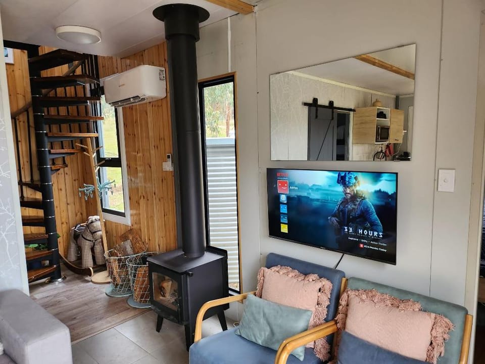 Delightful 3 BR 2Bath Container Home with views. Vacation rental in Hartley