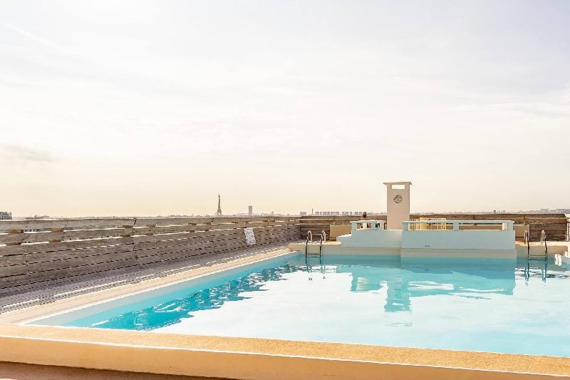 Luxury apartment with full city view and pool Apartment in Puteaux