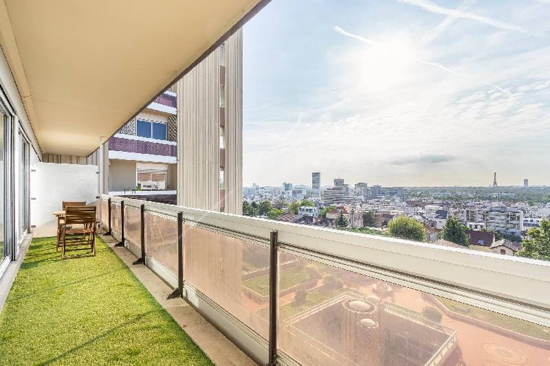 Luxury apartment with full city view and pool Apartment in Puteaux