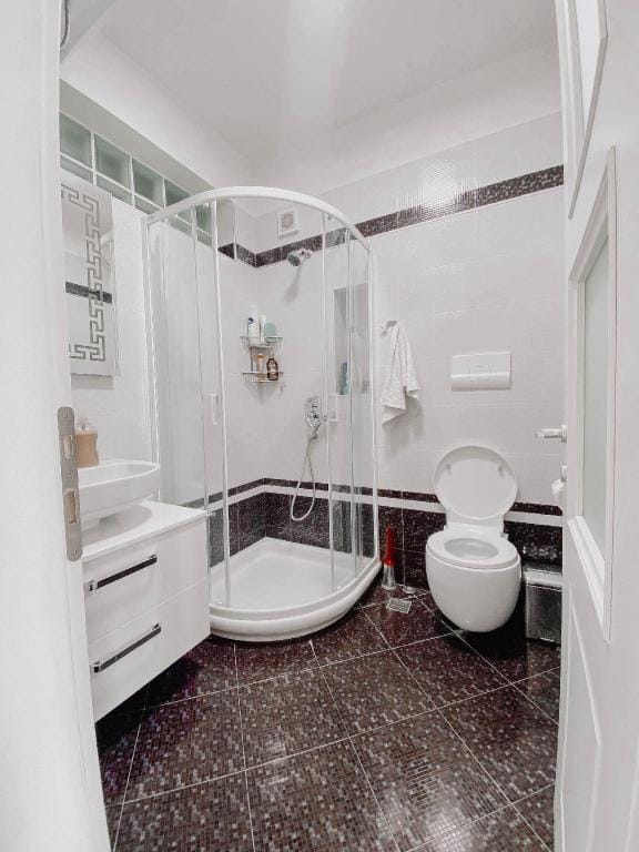 Spacious Fully Equipped Apartment with King Bed Vacation rental in Tirana