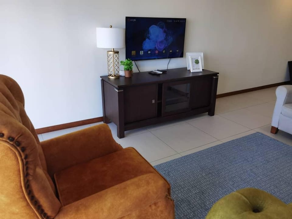 Tree Family Executive Suite 3 BR /8 PAX Gurney Apartment in Tanjung Bungah