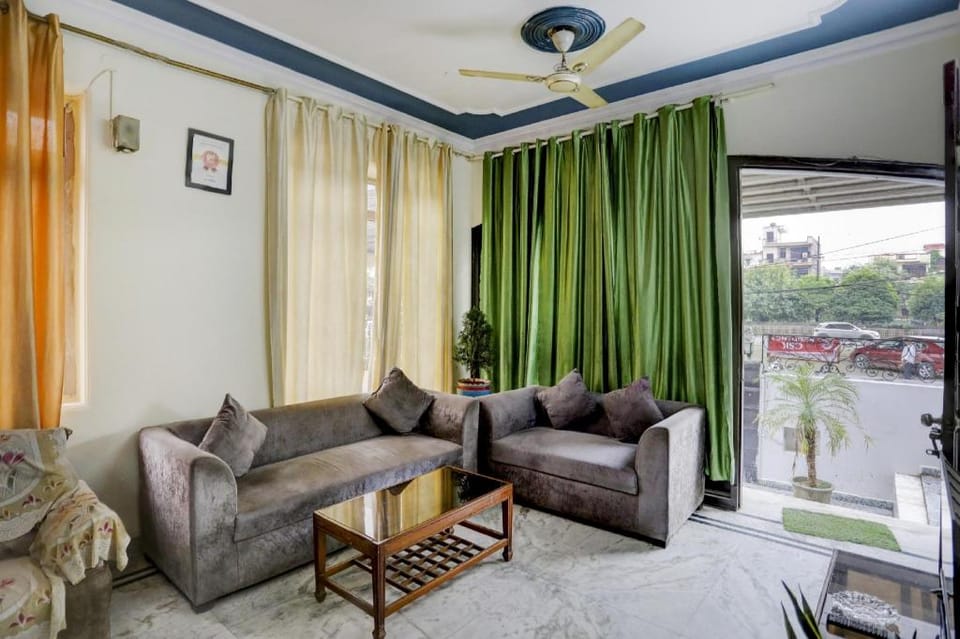 Super HOTEL DIAMOND TREE SECTOR 49 NOIDA NEAR PRAYAG HOSPITAL Hotel in Noida