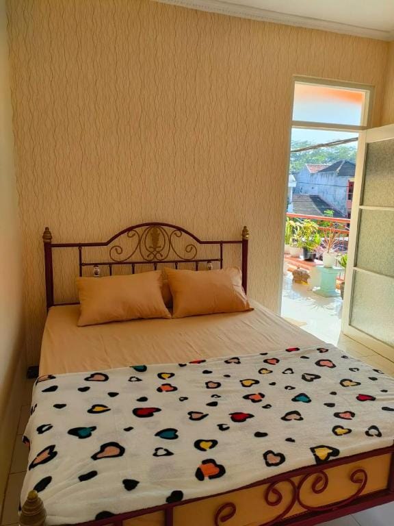 Sierra Homestay  3 Bedrooms AC Vacation rental in East Java
