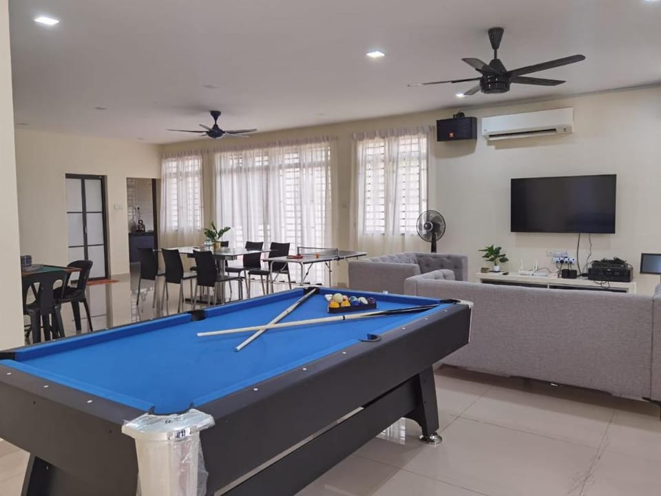 Austin2 24paxs Pool Table Karaoke BBQ Corner Unit Vacation rental in Johor Bahru