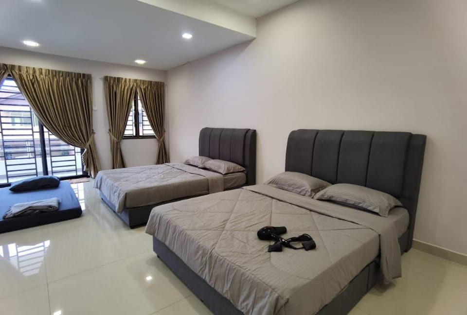Austin2 24paxs Pool Table Karaoke BBQ Corner Unit Vacation rental in Johor Bahru
