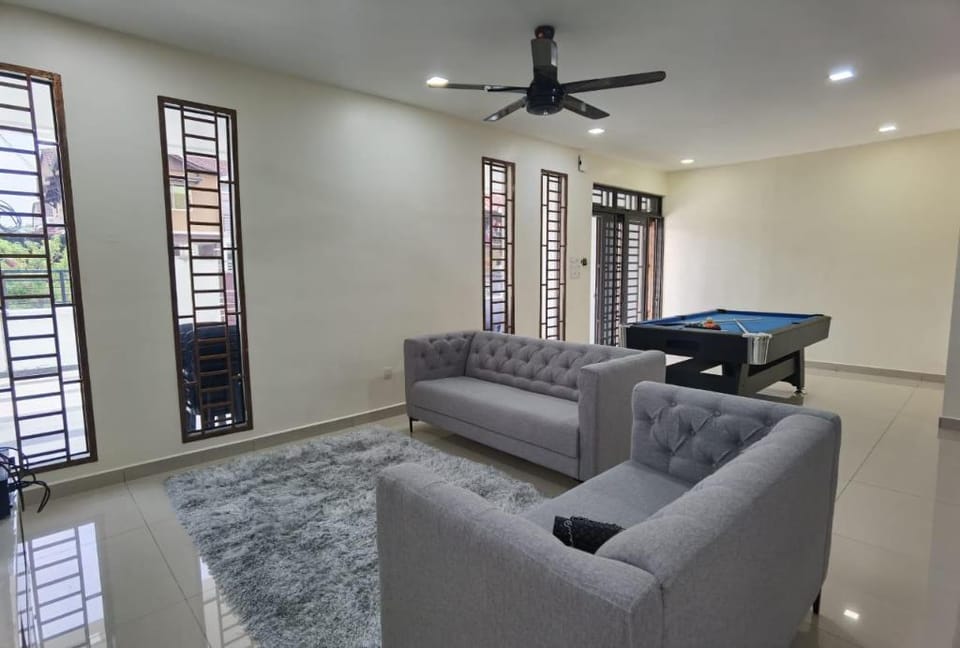 Austin2 24paxs Pool Table Karaoke BBQ Corner Unit Vacation rental in Johor Bahru