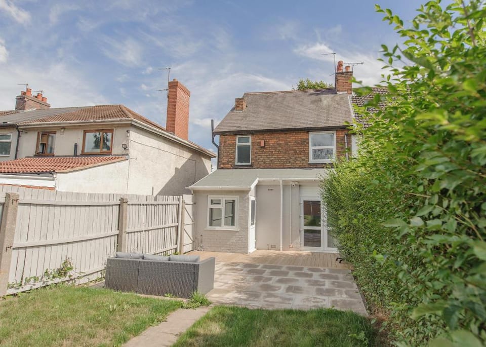 Modern 4 Bedroom Home with Superfast Wi-fi Vacation rental in Metropolitan Borough of Solihull