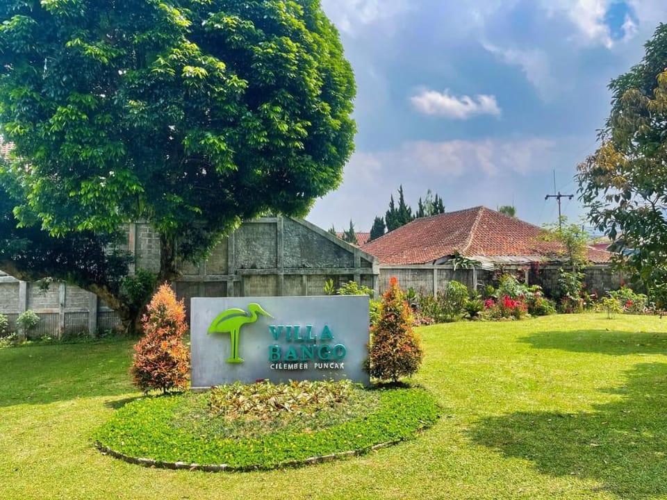 Villa Bango Puncak 8BR, Your Own Private Villa Villa in Cisarua