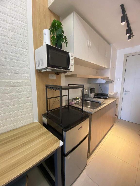 Comfy Studio unit  w/ Wi-fi, Smart TV @ South Res Apartment in Las Pinas
