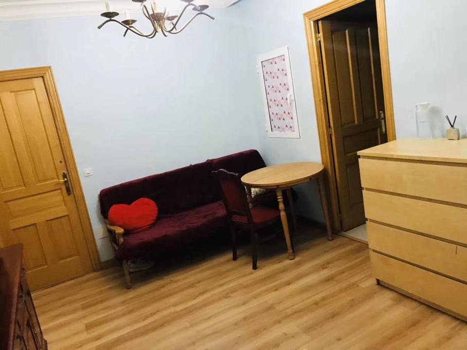 A马德里唐人街天天旅馆 Apartment in Madrid