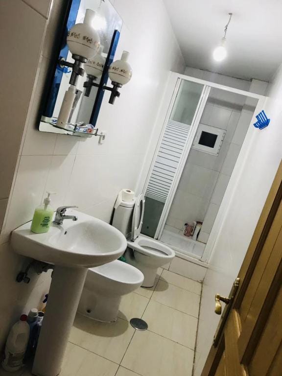 A马德里唐人街天天旅馆 Apartment in Madrid