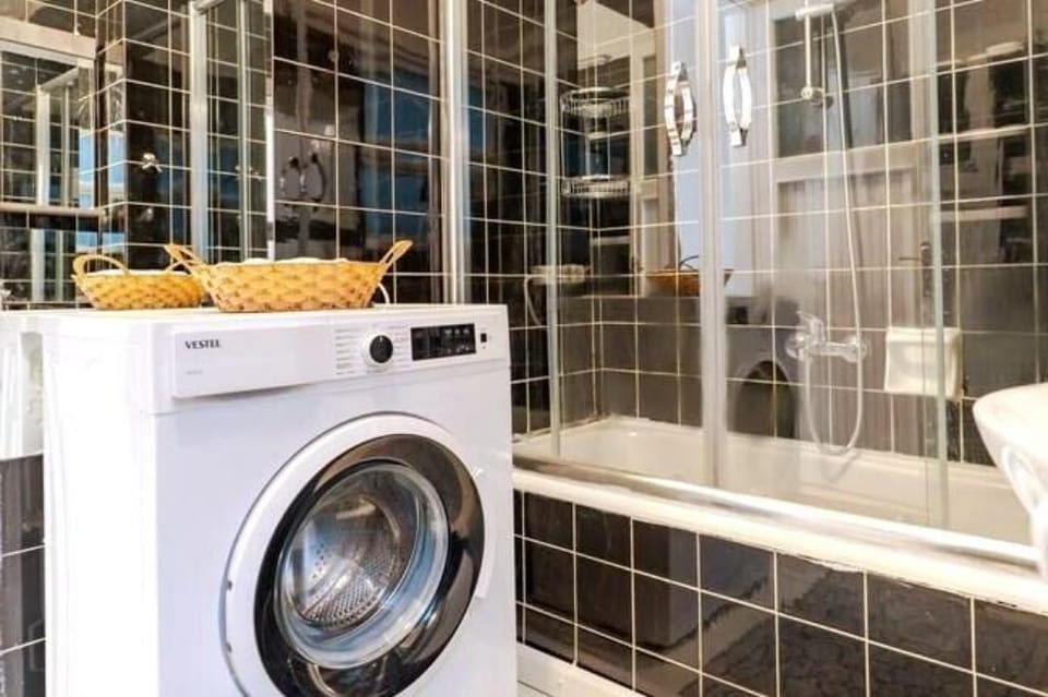 Nişantaşı cadde üzeri.Metro istasyonu 1 dakika Vacation rental in Istanbul