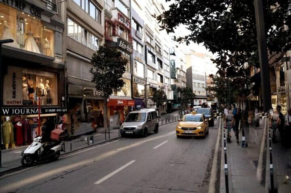 Nişantaşı cadde üzeri.Metro istasyonu 1 dakika Vacation rental in Istanbul