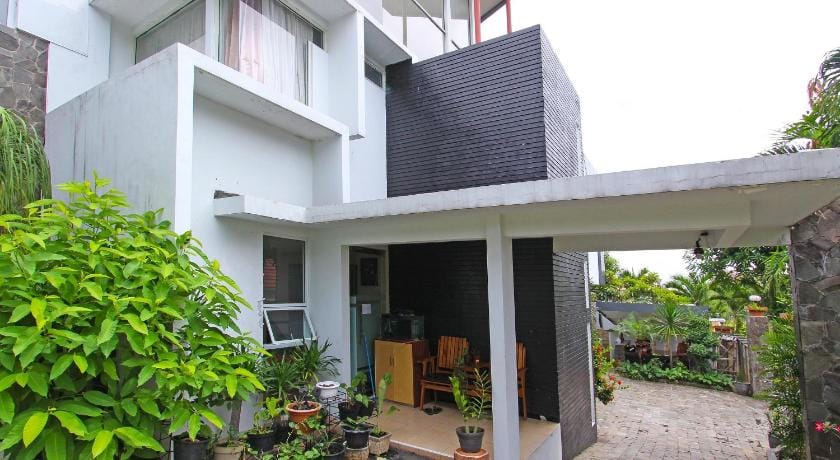 Capital O 91665 D'prof Exclusive Guesthouse Hotel in Indonesia