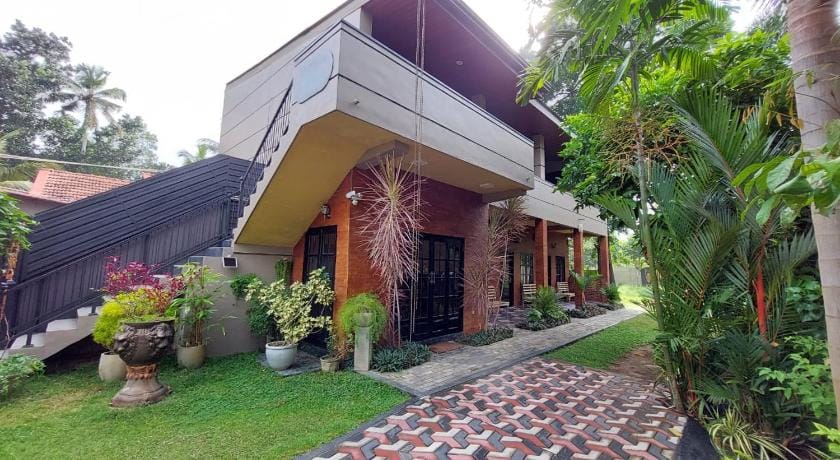 Edwin's Airport Garden Bed and Breakfast in Negombo