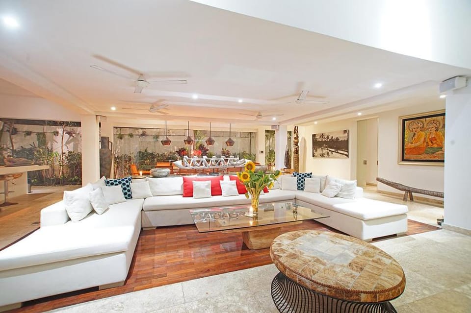 Luxe 4bed: 20m Lap Pool, TV Room, Walk To Beach  Villa in North Kuta