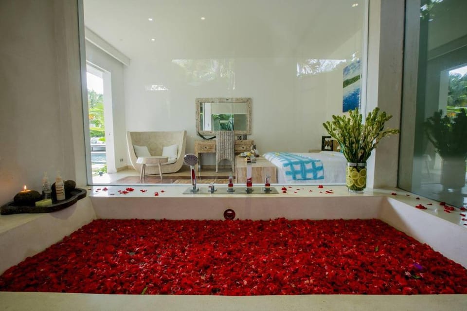 Luxe 4bed: 20m Lap Pool, TV Room, Walk To Beach  Villa in North Kuta