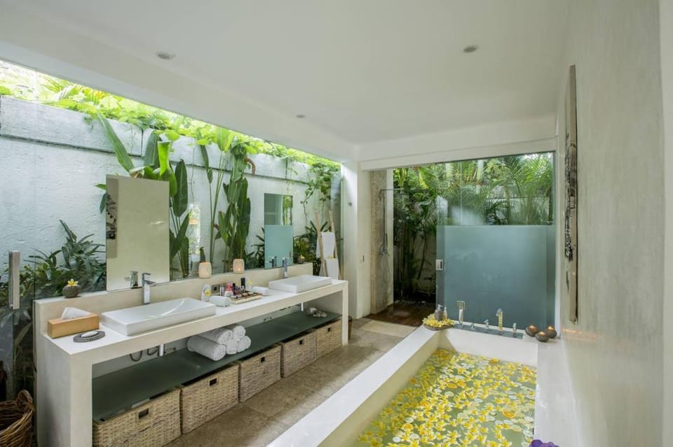 Luxe 4bed: 20m Lap Pool, TV Room, Walk To Beach  Villa in North Kuta