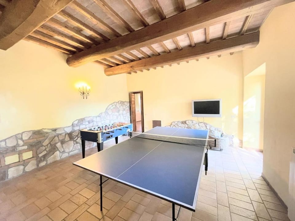 Detached villa - sleeps 10 - pool - pergola - playground for children - wifi Villa in Umbria