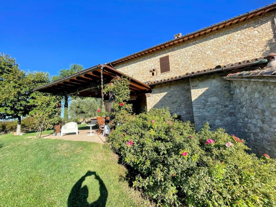 Detached villa - sleeps 10 - pool - pergola - playground for children - wifi Villa in Umbria