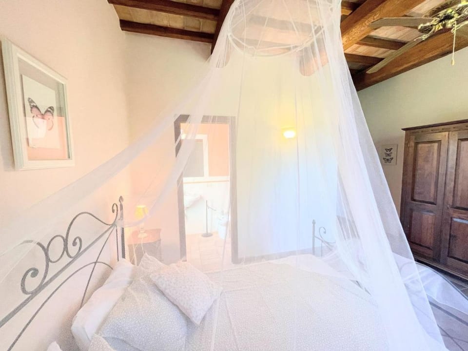 Detached villa - sleeps 10 - pool - pergola - playground for children - wifi Villa in Umbria