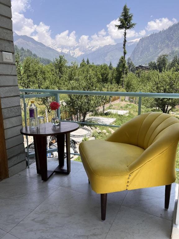 Apple Flower with balcony and mountain view Hotel in Manali