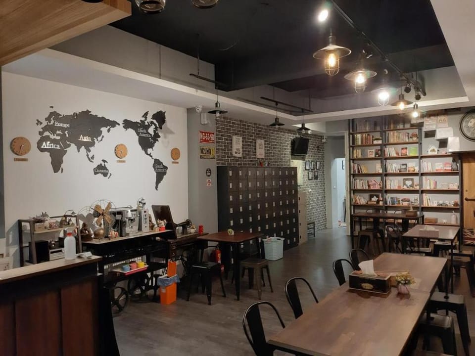 Quiet Hostel - Minquan Inn(清淨背包客棧-民權新館) Bed and Breakfast in Kaohsiung