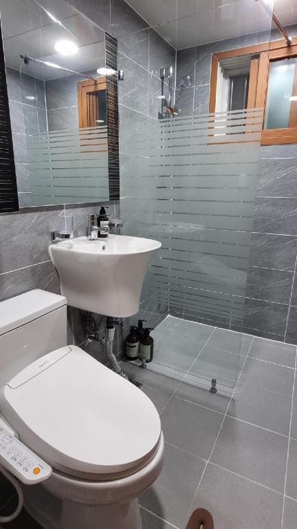 Spacious two-room, 2Q1SS bed/Gimpo Airport/Netflix Apartment in Seoul