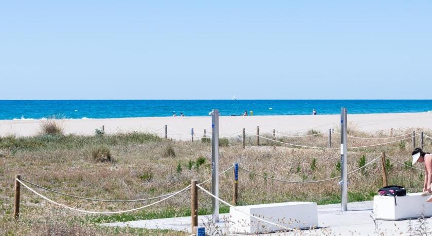 Sunny apartment 3 blocks to the beach Apartment in Castelldefels