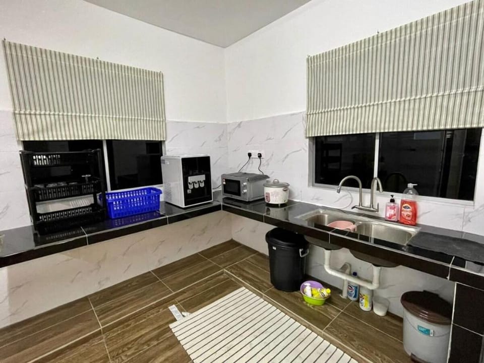 Homey 4 bedroom house with a garden patio Vacation rental in Selangor, Malaysia