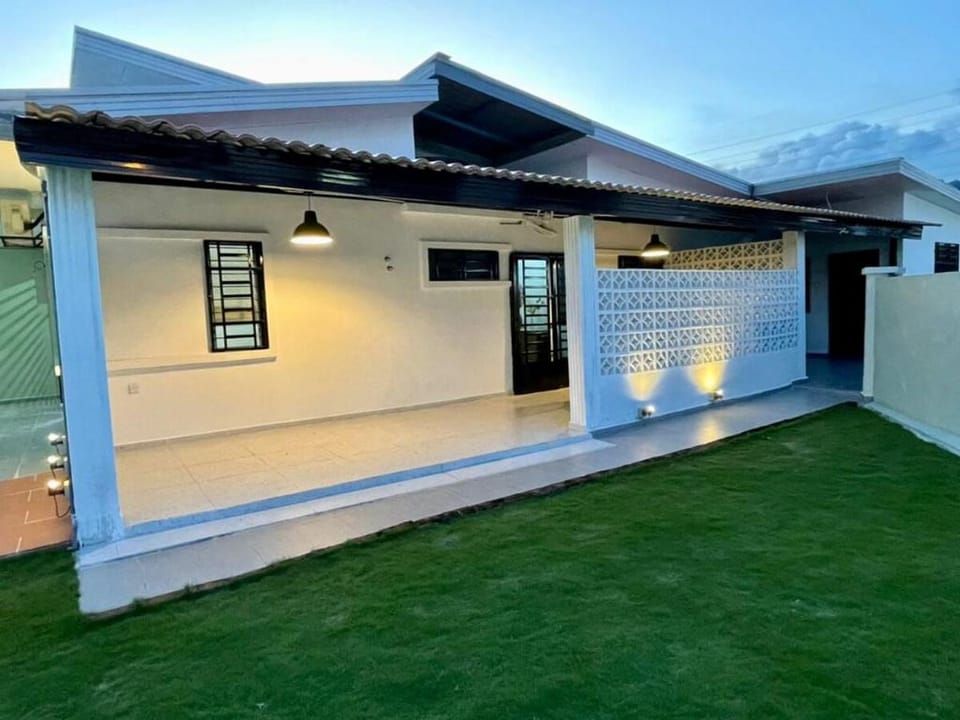 Homey 4 bedroom house with a garden patio Vacation rental in Selangor, Malaysia