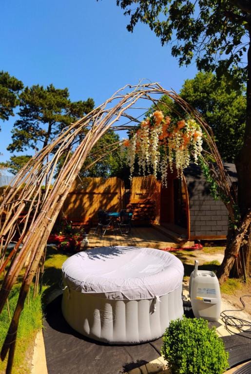 Oriental Garden-Log Cabin with Jacuzzi swim pool Villa in Bromley