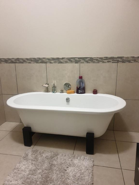 lovely 1 upstairs bedroom with shared dinning room Vacation rental in Randburg