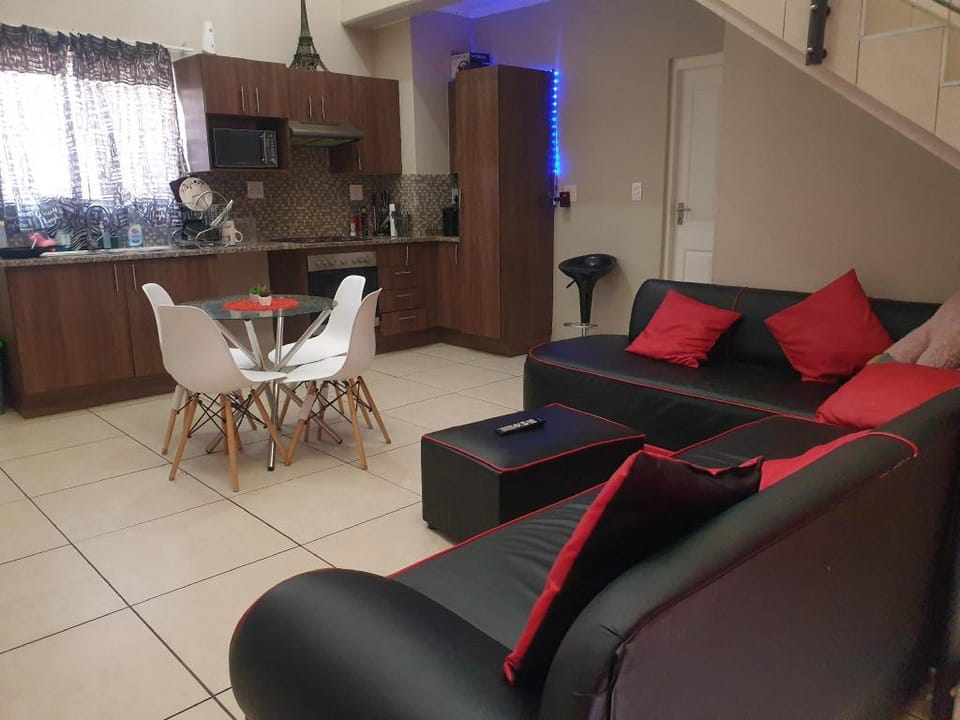 lovely 1 upstairs bedroom with shared dinning room Vacation rental in Randburg