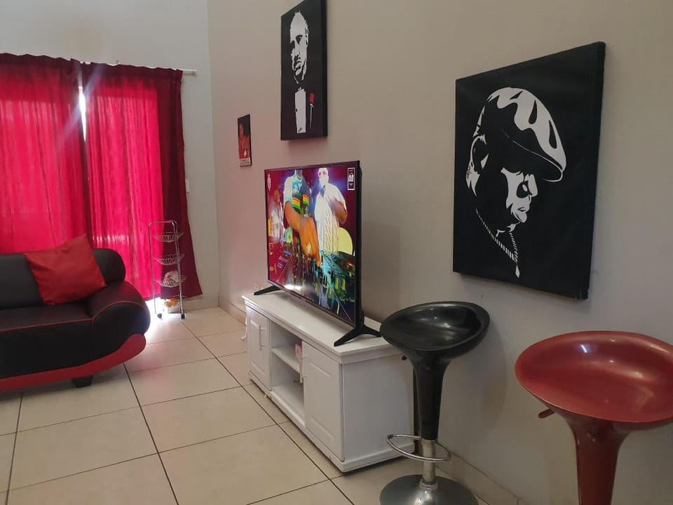 lovely 1 upstairs bedroom with shared dinning room Vacation rental in Randburg