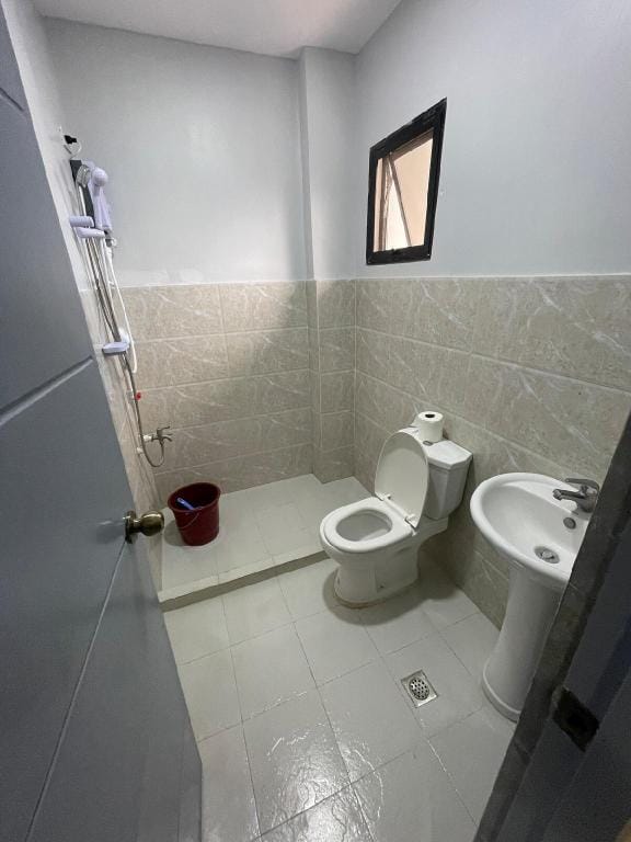Furnished apartment/WiFi, Netflix, washer/dryer Vacation rental in Lapu-Lapu City