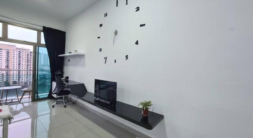 Palazio Mount Austin Studio Balcony Lake View Apartment in Johor Bahru