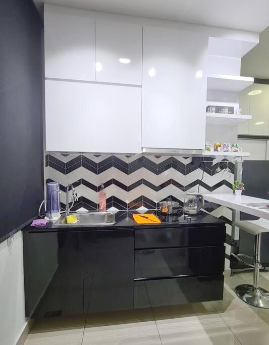 Palazio Mount Austin Studio Balcony Lake View Apartment in Johor Bahru