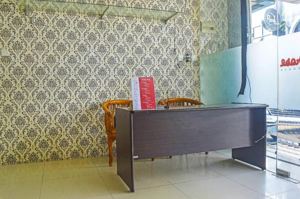 SPOT ON 91660 Red Rose Guest House Hotel in Indonesia