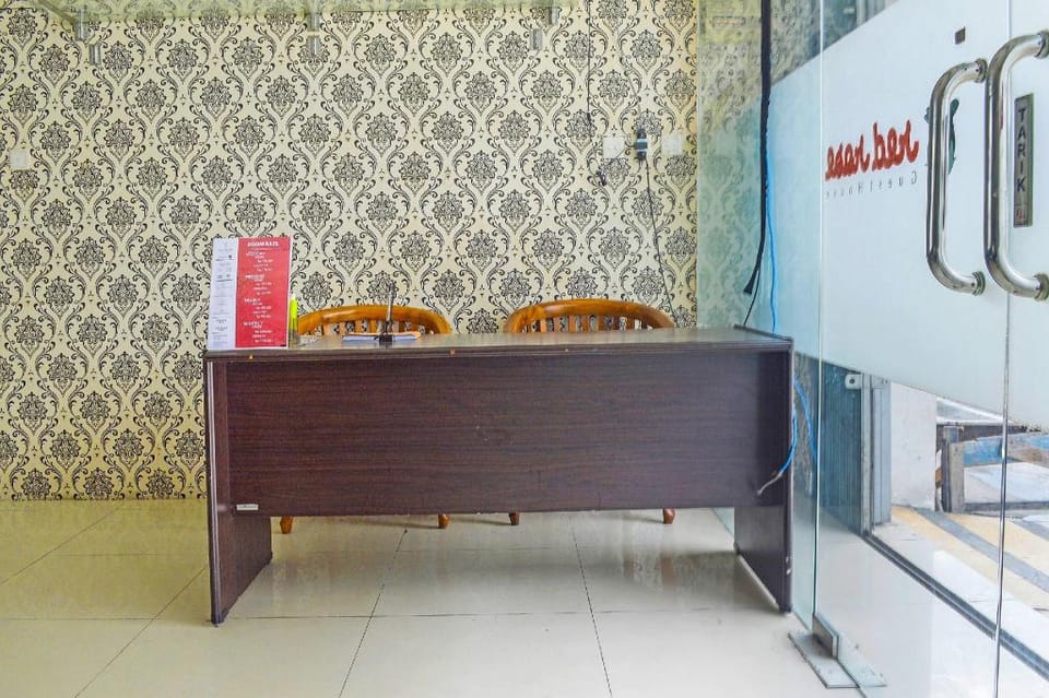 SPOT ON 91660 Red Rose Guest House Hotel in Indonesia