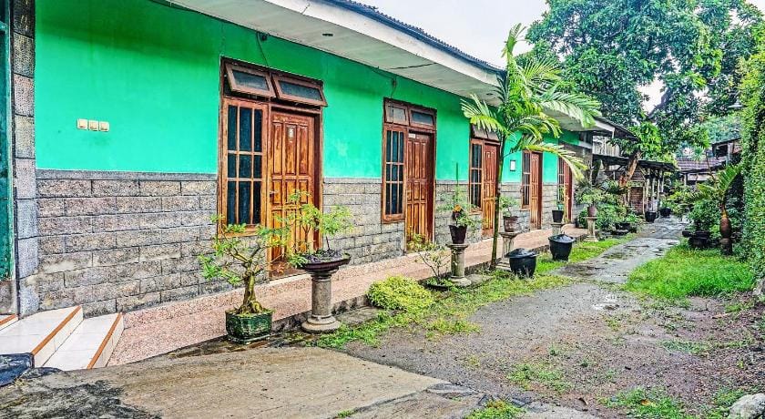 OYO 91697 Nyaman Homestay Syariah Hotel in East Java