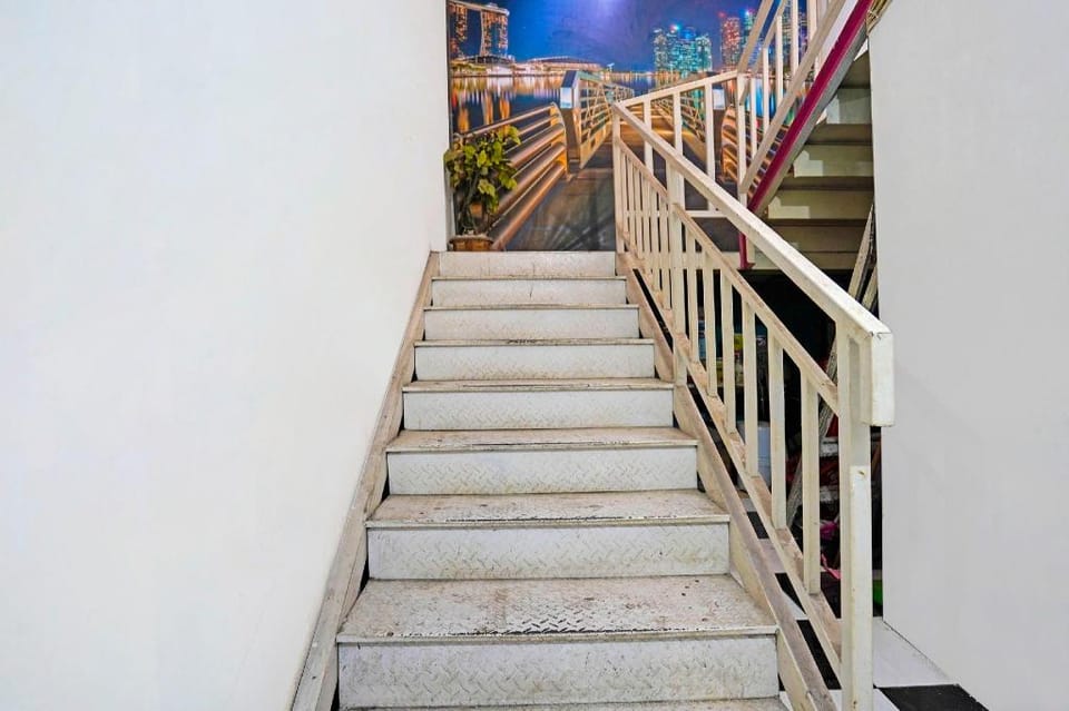 OYO Life 91670 Mannsur Homestay Syariah Hotel in Surabaya