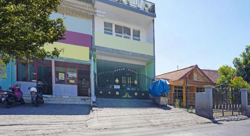 OYO Life 91670 Mannsur Homestay Syariah Hotel in Surabaya
