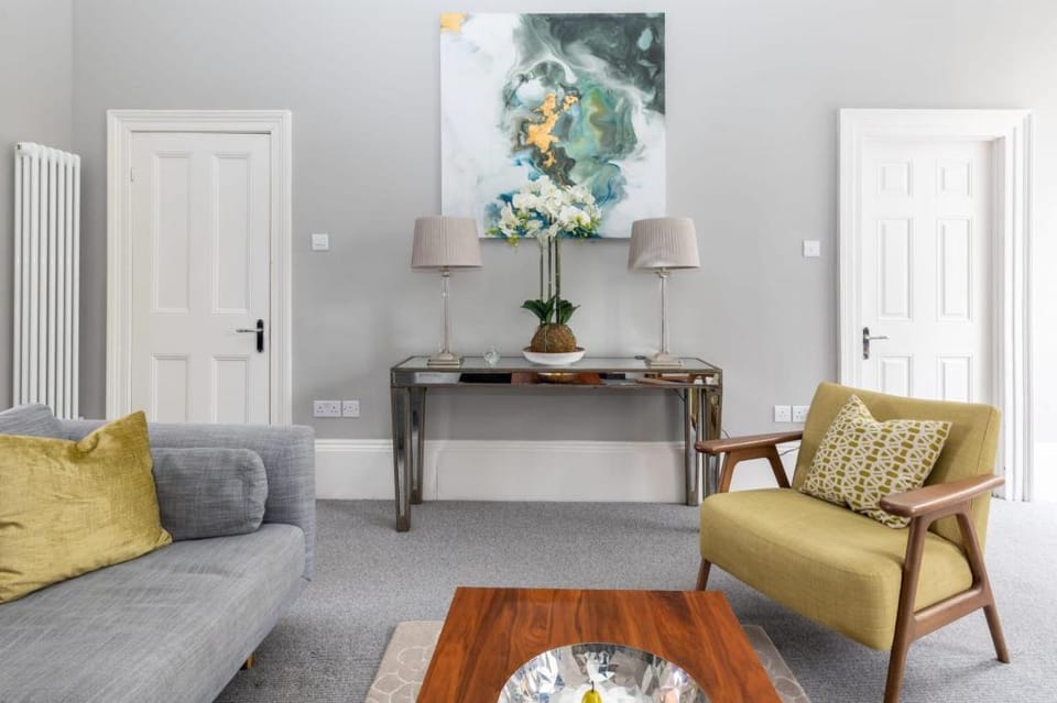 Spacious, Light-filled Period Apartment - Central Bath Apartment in Bath