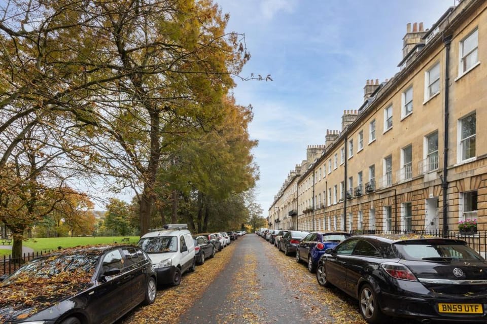 Spacious, Light-filled Period Apartment - Central Bath Apartment in Bath