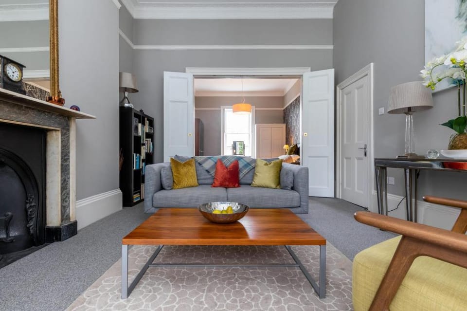 Spacious, Light-filled Period Apartment - Central Bath Apartment in Bath