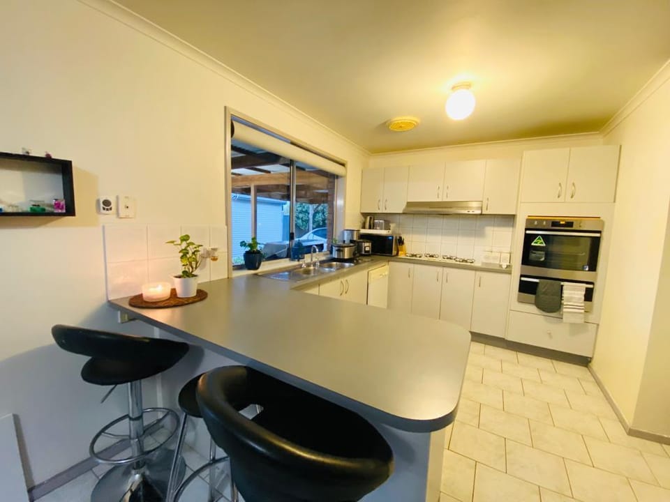 Entire Home In Werribee , Best Possible Location. Vacation rental in Truganina