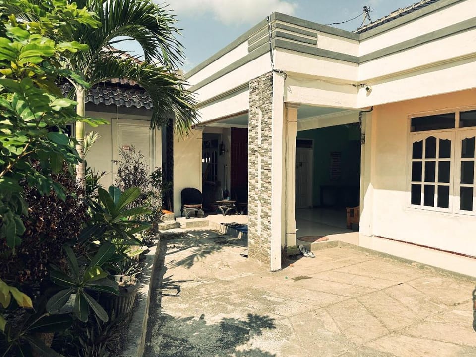 Guest House Hj Muriyah Syariah Slawi Mitra RedDoorz Hotel in Indonesia