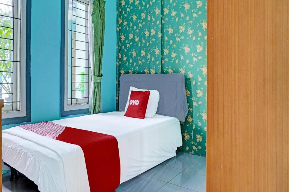 Hotel O Home Stay Elis Cateliya Syariah Hotel in West Java