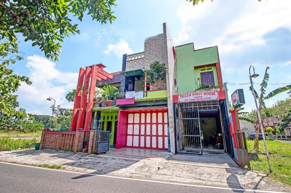 OYO 91690 Moza Guest House Hotel in Special Region of Yogyakarta